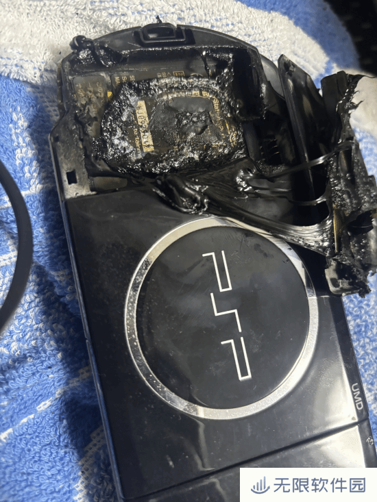 玩家睡觉时床头的PSP突然爆炸！被褥都被烧出个大坑