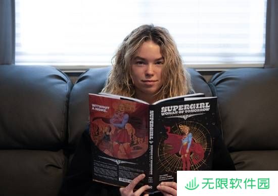 DC《超女》大电影首曝片场照 女主看超女漫画